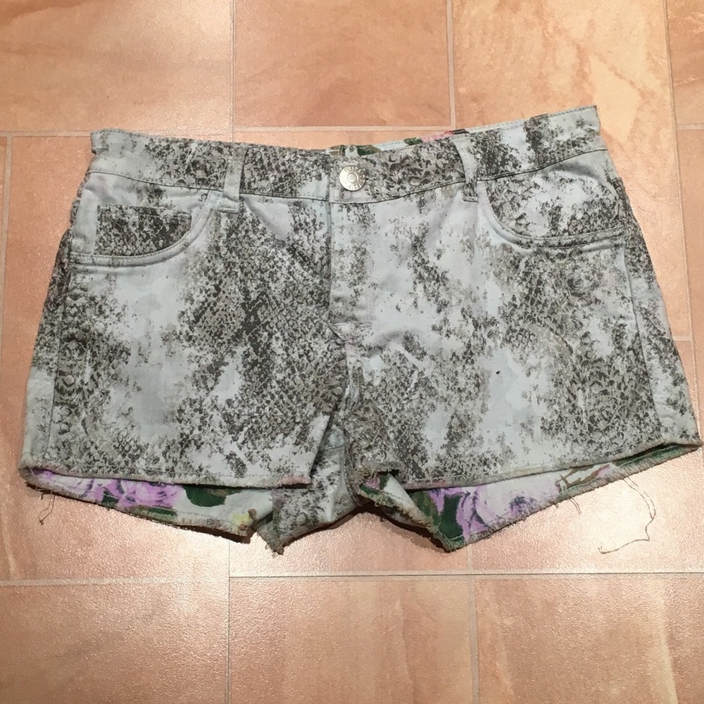 Junior Girls Reversible Low Waisted Graphic Snakeskin & Floral Print Jean Shorts